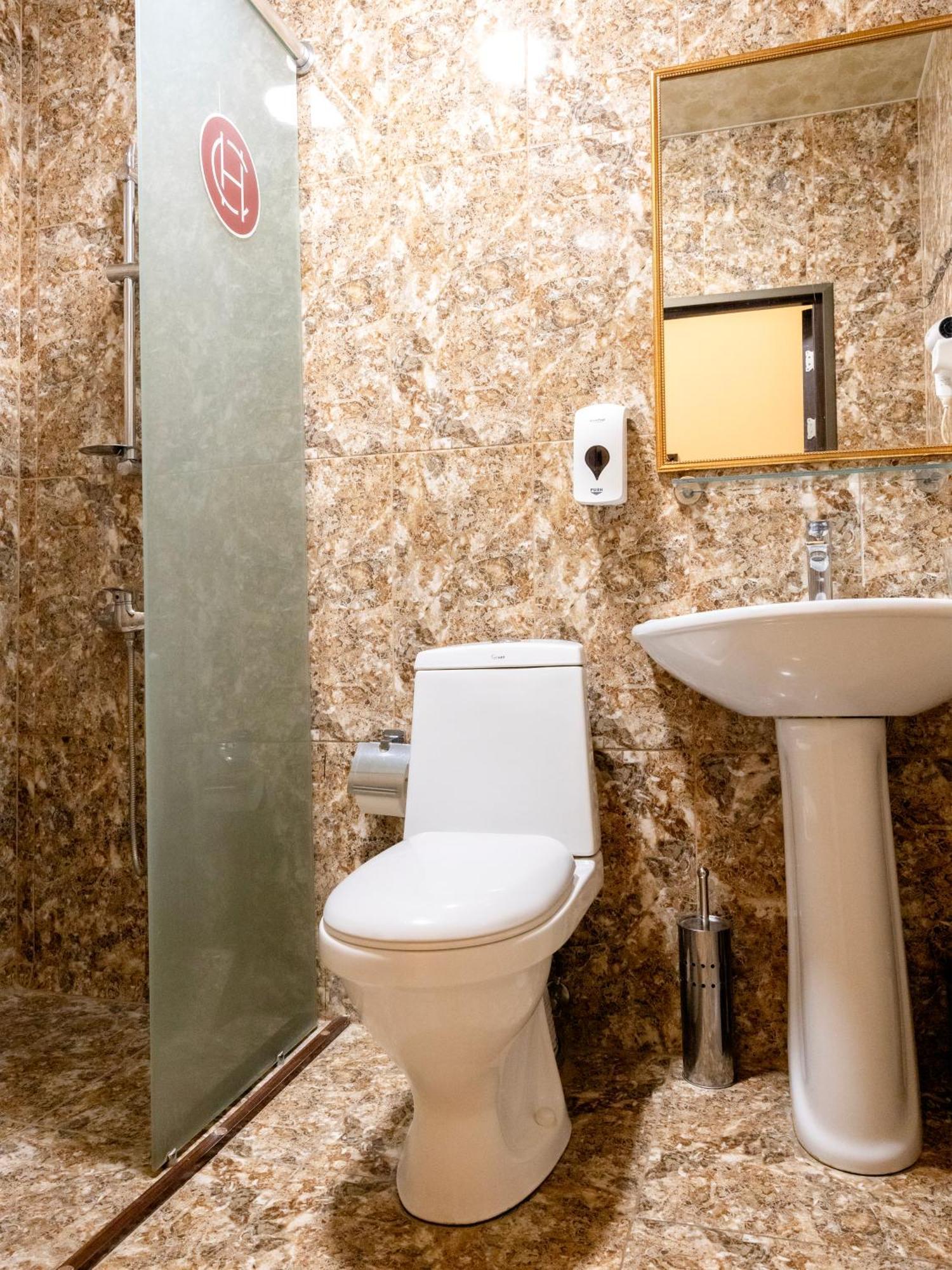 Comfort Hotel Jerevan Buitenkant foto
