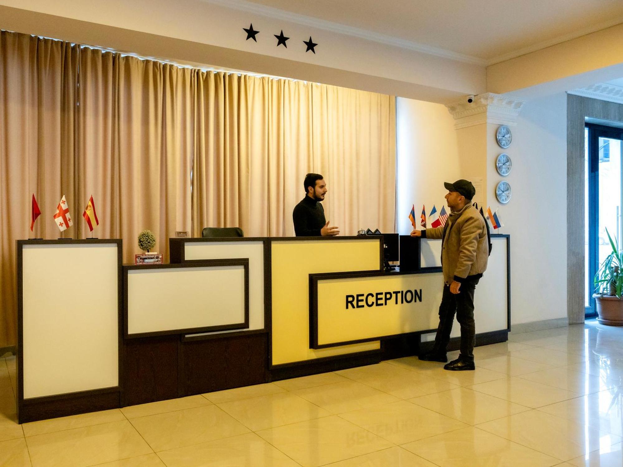Comfort Hotel Jerevan Buitenkant foto