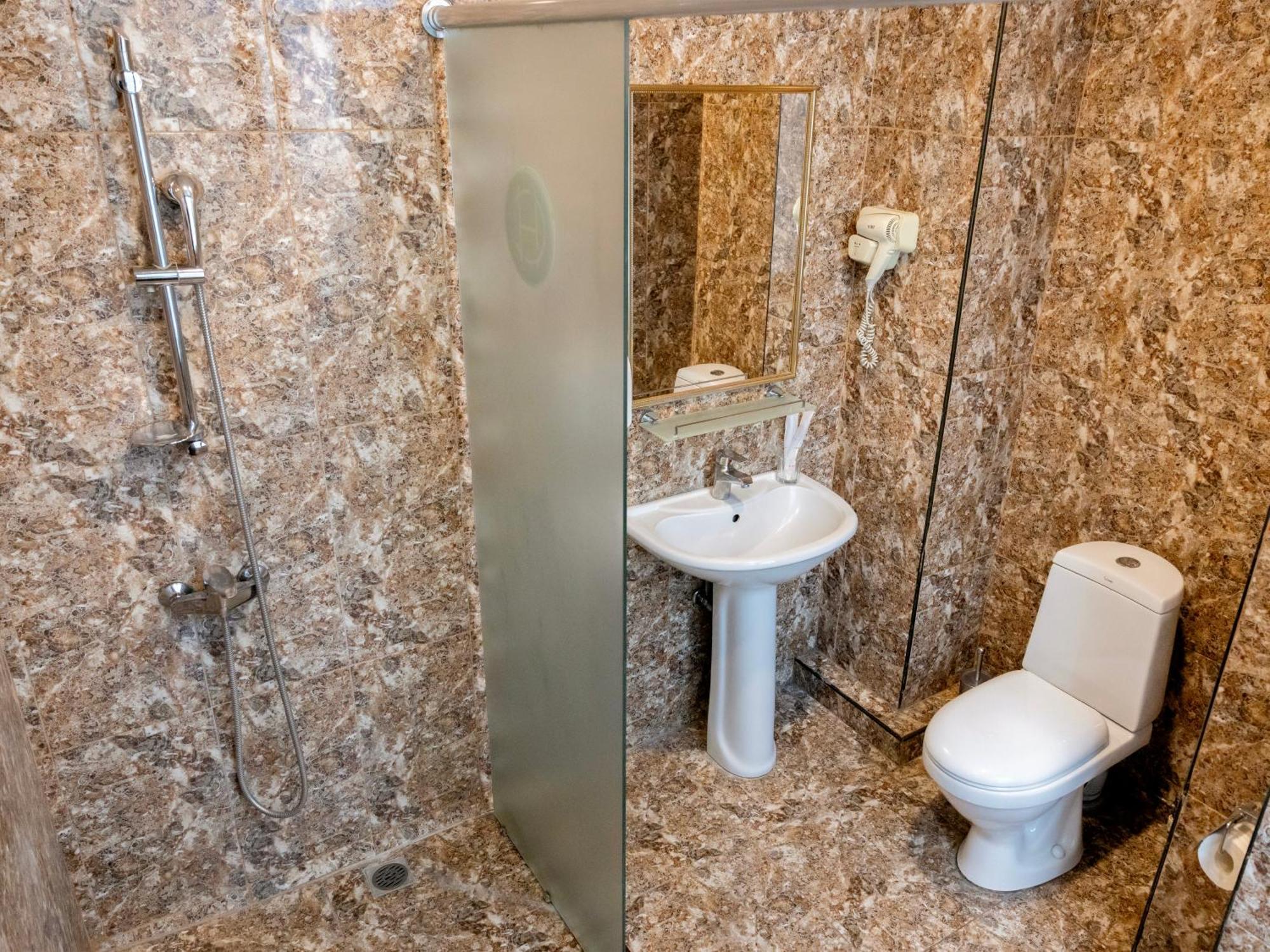Comfort Hotel Jerevan Buitenkant foto