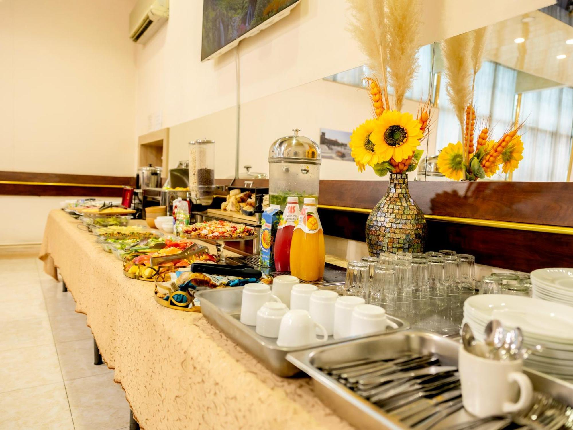 Comfort Hotel Jerevan Buitenkant foto